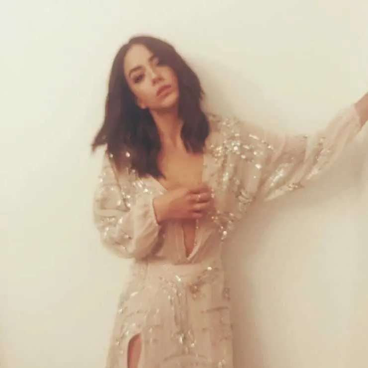 Chloe-Bennet-Sexy-Looks