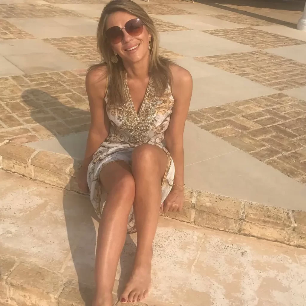 Elizabeth-Hurley-Bathing-Suit-Looks