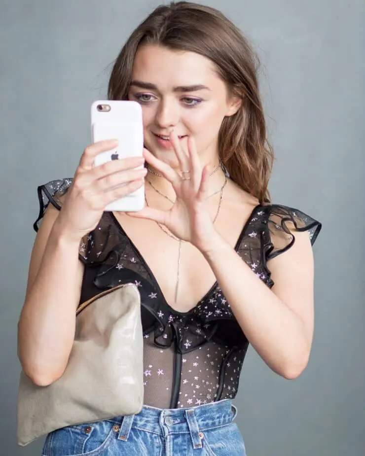Maisie-Williams-Bikini-Pics