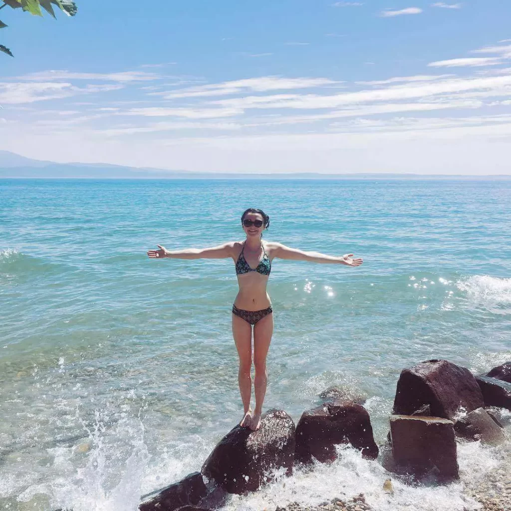 Maisie-Williams-Swimsuit-Photos