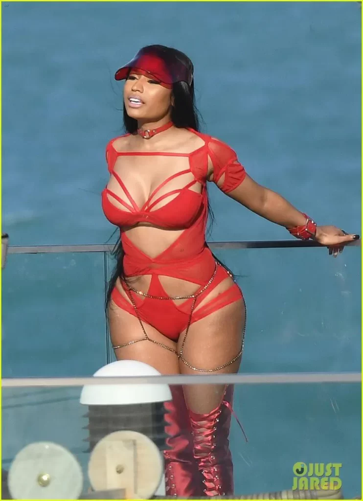Nicki-Minaj-Swimsuit-Pics