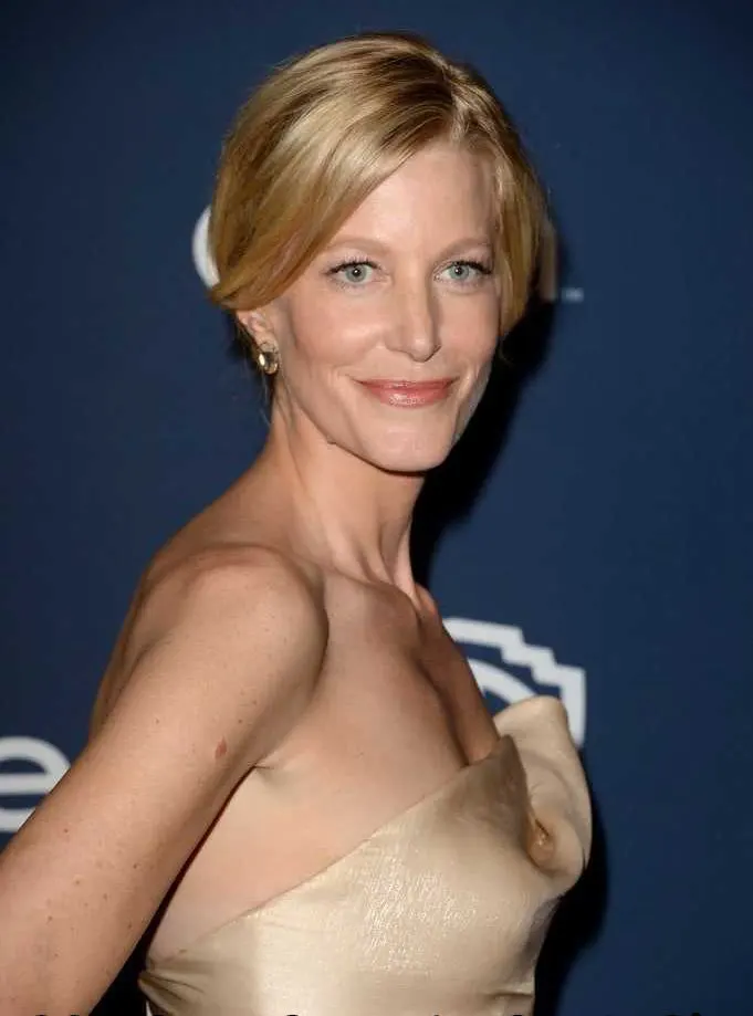 Anna-Gunn-Bikini-Photos