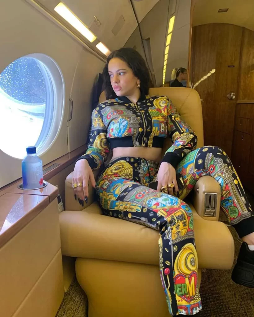 Hot-Looks-of-Rosalia