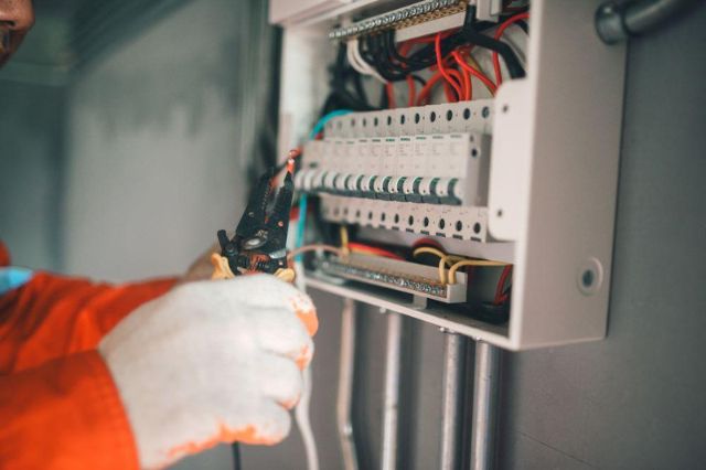 What Are the Qualifications of Level One Electrical Technicians? 